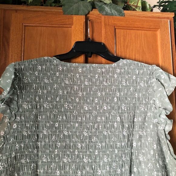 MADEWELL V-Neck Cottage Garden Smocked Lucie Top Green - 26W - Picture 10 of 16